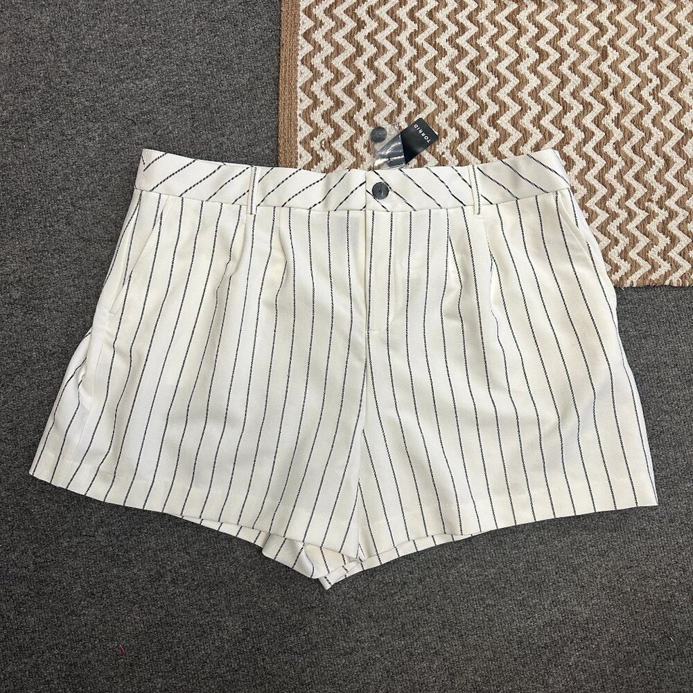 Torrid White Pinstripe Shorts Wide Waist Tailored Twill Womens Size 22 NWT